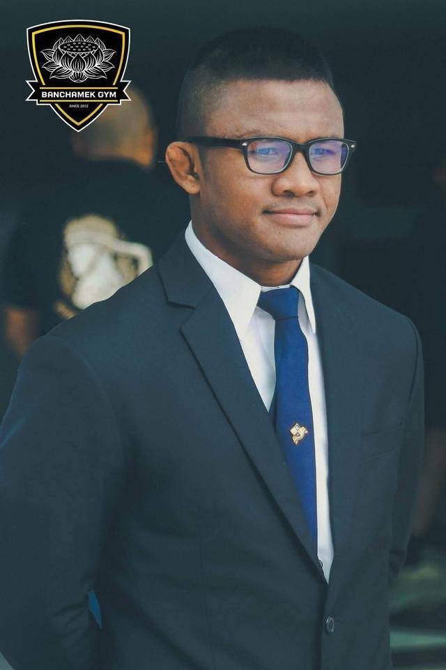 播求正装亮相活动帅气超一龙,拳迷:赶快当新郎_手机搜狐网