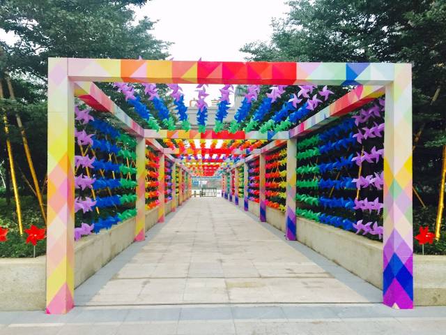 十万风车海 数万只色彩艳丽,造型多样,大小各异的风车 形成风车的海洋