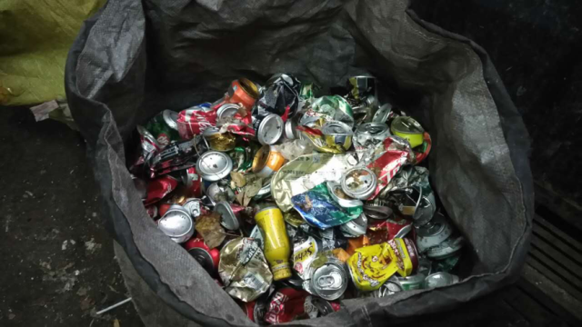 这是一个垃圾填埋场里,工人从垃圾输送带上捡回来的易拉罐