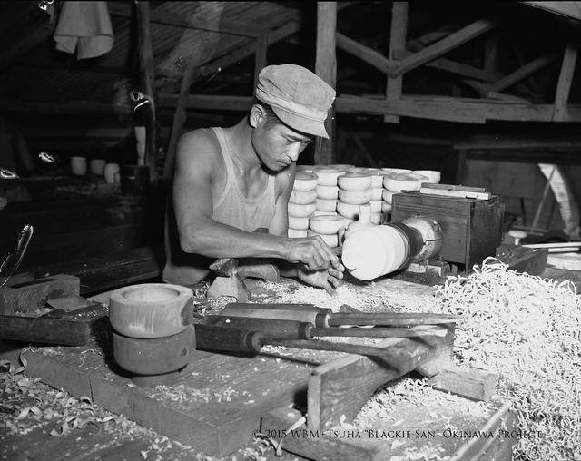 老照片:60年前冲绳脏兮兮的工人最想摆脱的事,如今却很流行