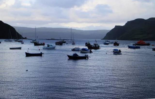 被群山环抱的港口