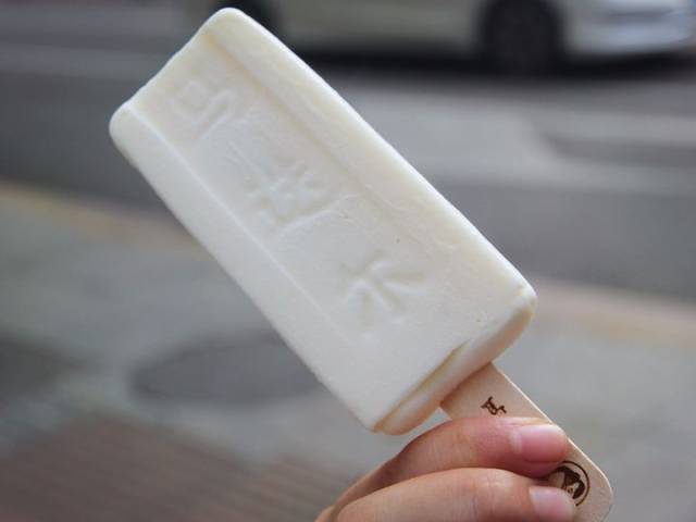 绿色的小砖头 也是引得一众小仙女尖叫 咬上一口, 茶香馥郁,奶味顺滑