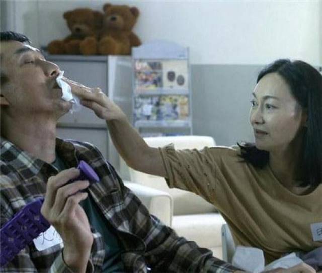 惠英红在剧中饰演"映姐",10多年来照顾全身瘫痪的丈夫,身心俱疲.