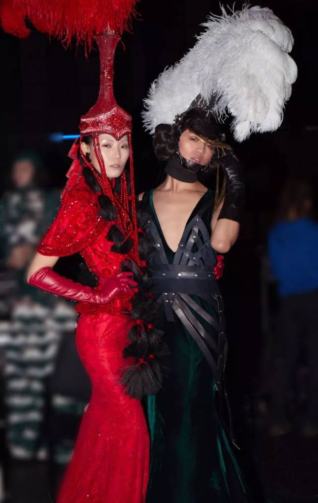 第十四届蒙古族服装服饰艺术节颁奖典礼著名设计师胡社光回归故土奉献