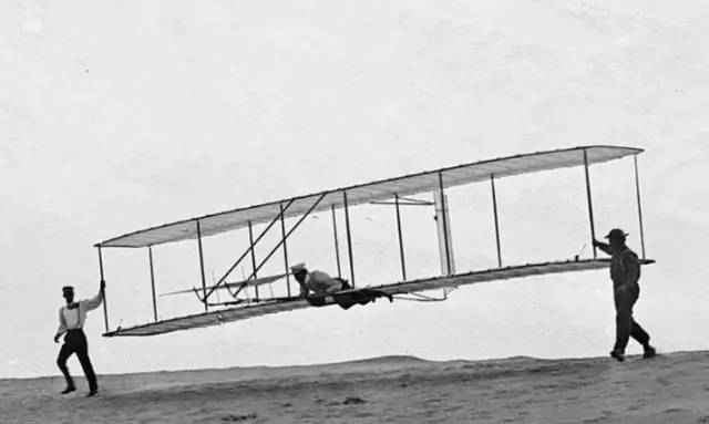 1903年美国莱特兄弟发明了飞机,从此人类拥有了飞行的翅膀