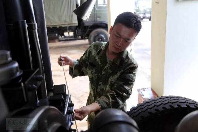 武警海南省总队百余名退伍老兵离营返乡