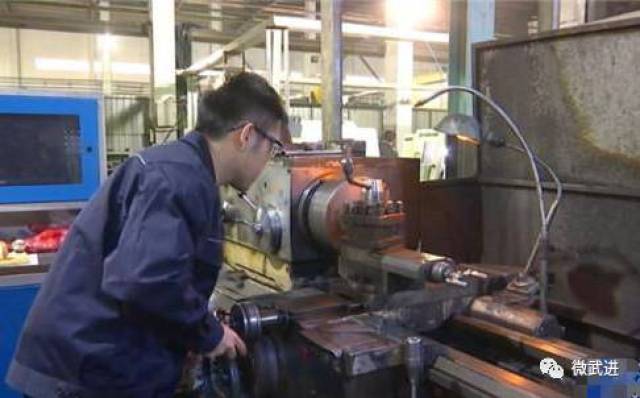 用车床给鸡蛋剥壳 武进工人练就独门绝技_手机搜狐网