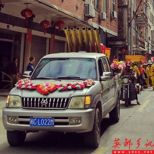 現在禮炮車在出殯隊伍中沿途鳴放. 十,中裝越帽