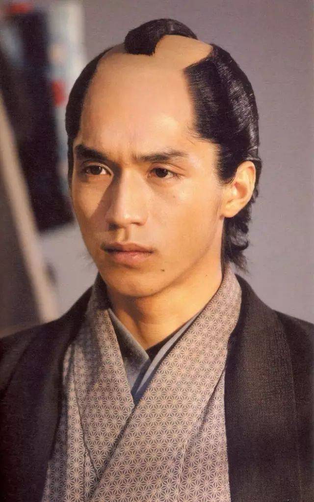 日本武士的谜之发型起源史:帅不帅,剃个月代头就知道了!