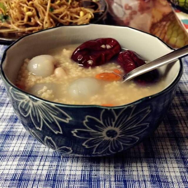 红枣桂圆小米粥红枣桂圆小米粥富含色氨酸的食物有:牛奶,面包,糖水