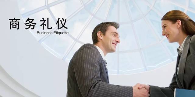 无法加入别人的谈话 甚至连饭都不敢吃,只能拼命喝水,点头微笑 礼仪就