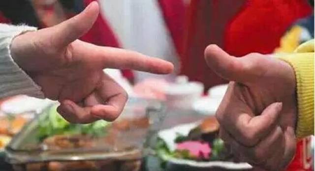 划拳的手势02划拳的基本规则展开剩余84你会跟亲朋好友划上几拳吗?