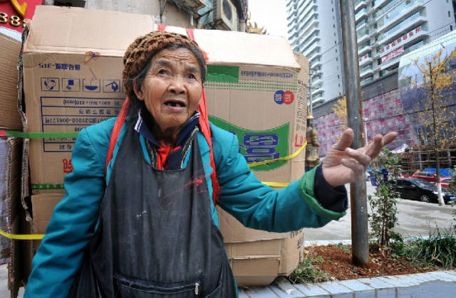 这么大年纪,还能背这么重,周围的人都赞不绝口,在老人休息时,路人上前