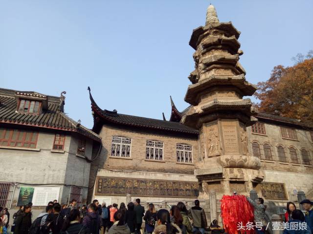 由棲霞寺後院右邊小門出去,首先看到的是舍利塔.