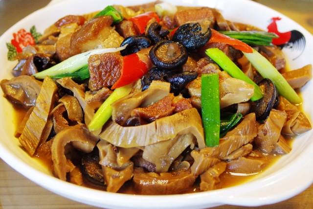 笋干烧土猪肉,大锅焖煮出来的笋干,笋软而不硬韧而不烂,加上猪肉提味