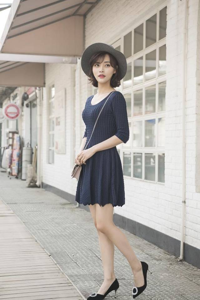 周梓言冬日暖阳下的微笑写真曝光 尽显优雅知性文艺范