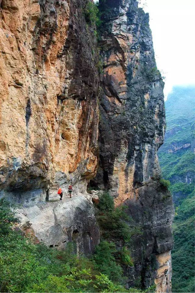 成都隔壁有条挂在绝壁上的天路修了20年惊险不输郭亮村