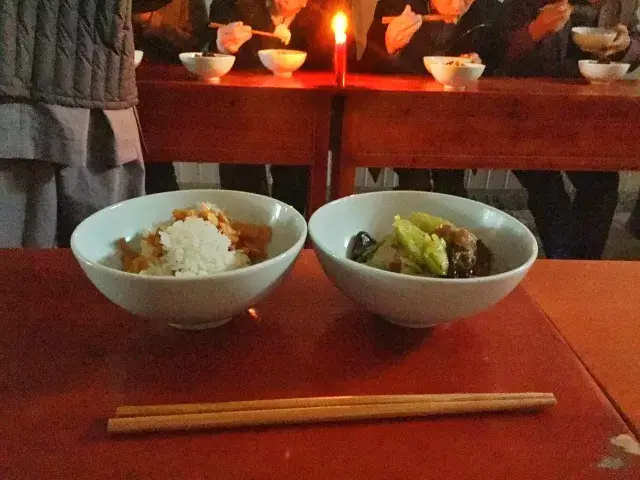 长廊的西侧尽头,两条长桌,四条长凳,便搭起一个斋堂来.