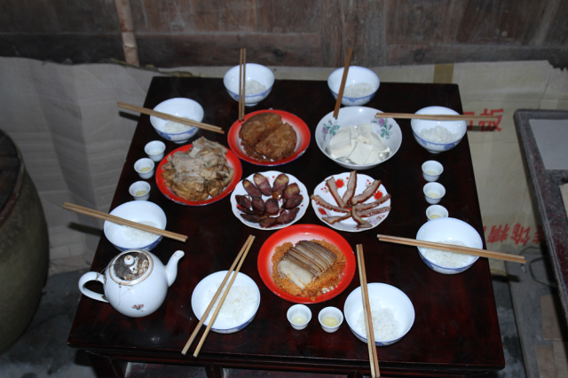 "三幺台"开席前祭祀祖先"仡佬三幺台"饮食文化独具民族特色,使人回味