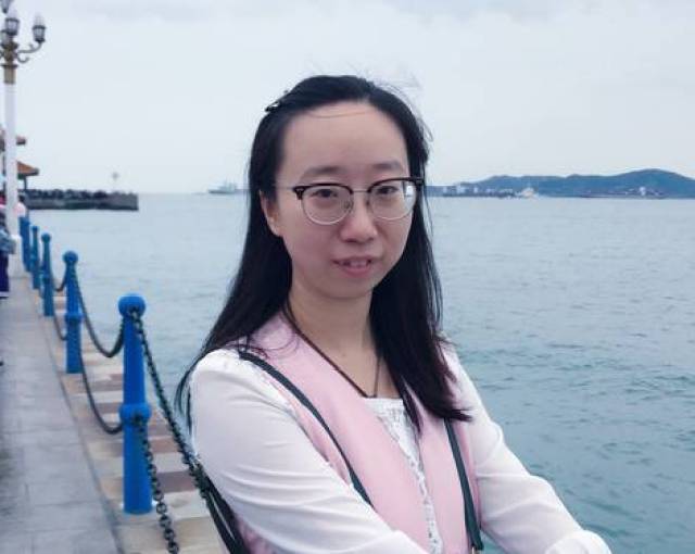 王文婷 / 青岛朝城路小学语文教师 她从小就喜欢拿着教鞭学着老师的