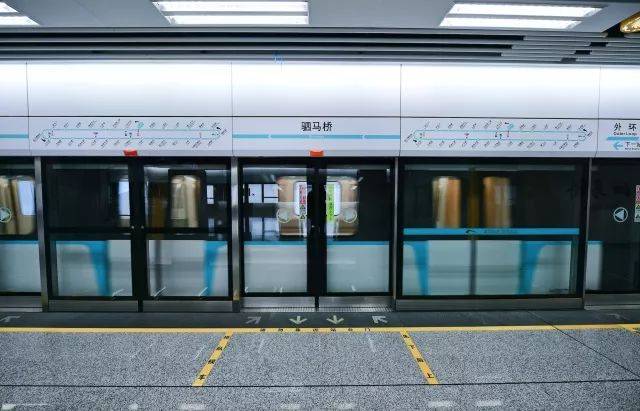适应环线运行特点,7号线还对导向进行了优化 ,屏蔽门盖板运行方向版面