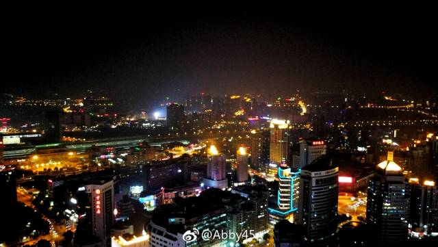 晚上在房間落地窗前就能一覽無錫夜景的美麗.