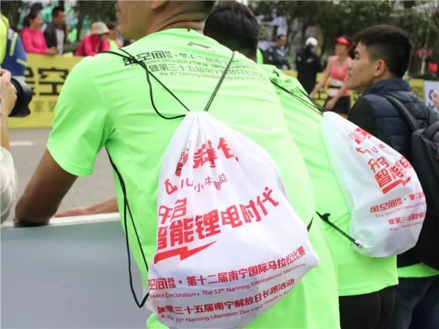 变成朋友 一                   很多跑完全程or半程马拉松的跑友们