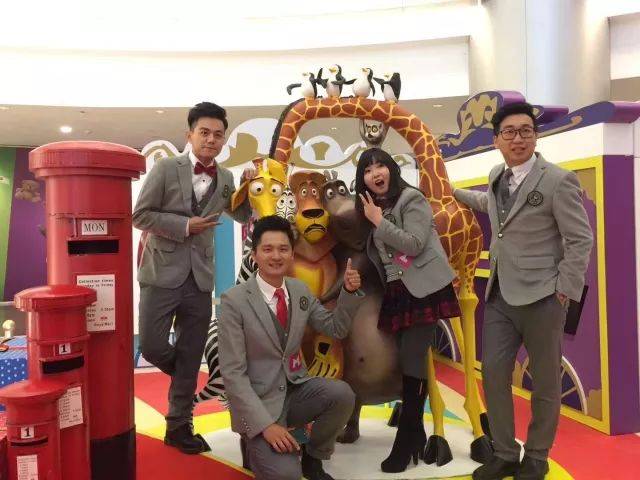 昨晚武汉m 购物中心圣诞点亮仪式, 电波兄妹四人受邀到现场表演↓ 美
