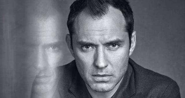 布莱克饰演的女主stephanie patrick, 在原著中是隶属神秘组织的间谍