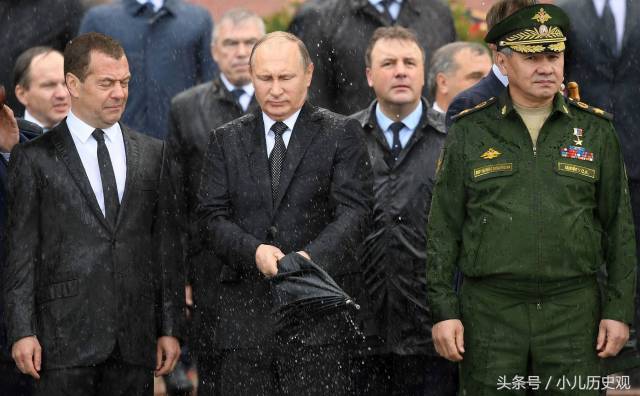 到了重要的时刻,所有人都把伞给撤了,普京收伞的时候,雨滴洒在了梅德