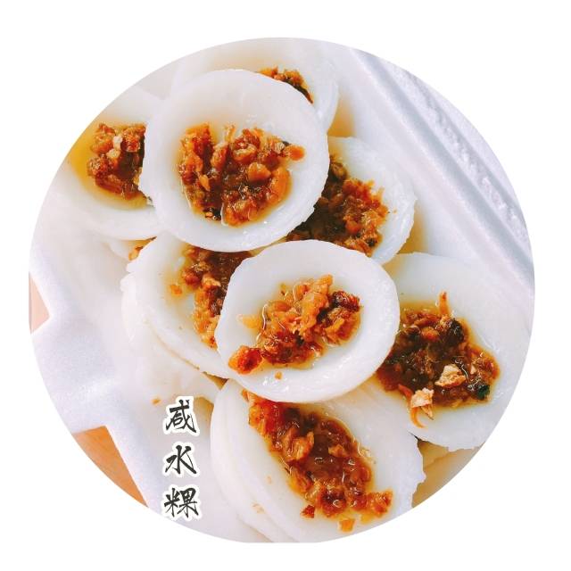 咸水粿: 平底锅里正炒着油滋滋的菜脯,蒸笼里放着如白色小茶碗一般的