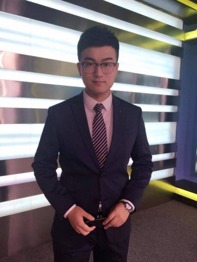 好声音小档案 姓名:李阳 简介:电视新闻频道主持人 主持节目:《直播