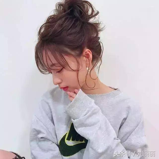 减龄时尚就选"丸子头"