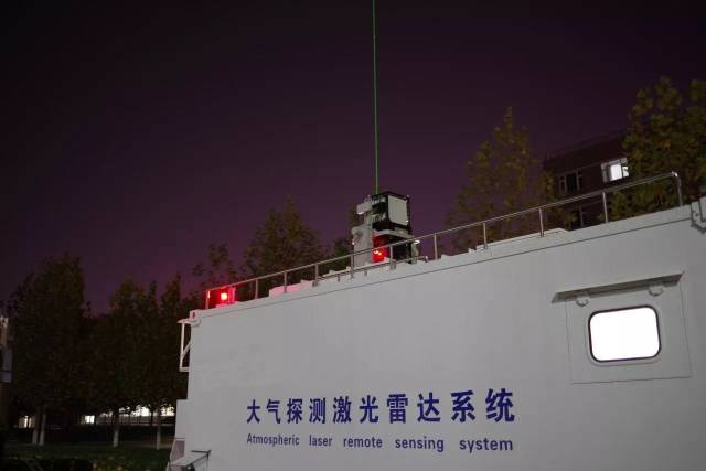 王丽东正在调试着一台将要交付中国气象局使用的大气探测激光雷达系统