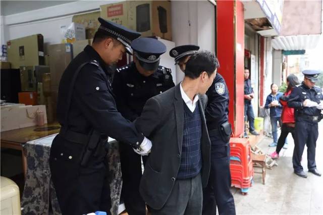 县人民法院组织开展"猎赖"专项行动,由执行局带队对"老赖"实施抓捕