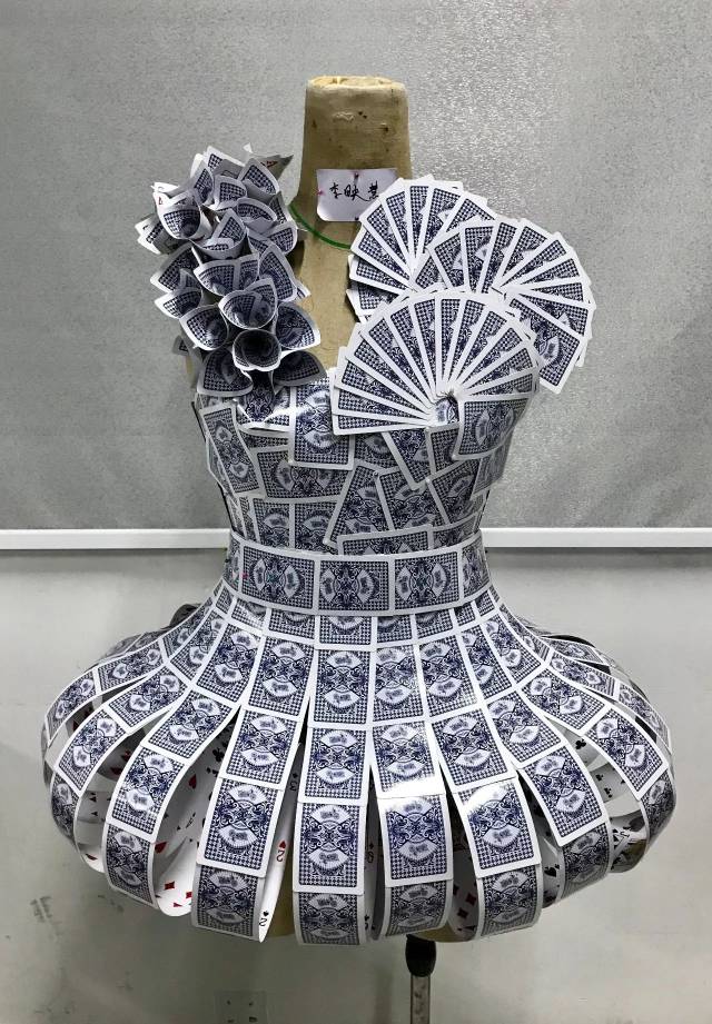 扑克牌除了能打发无聊的时间,还能做什么呢?