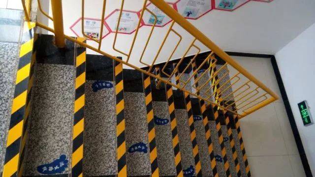 楼梯台阶用警示条提醒上下楼注意安全