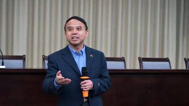 闭幕式从香港中文大学邹军教授的讲座"从几个重要的数学物理问题看