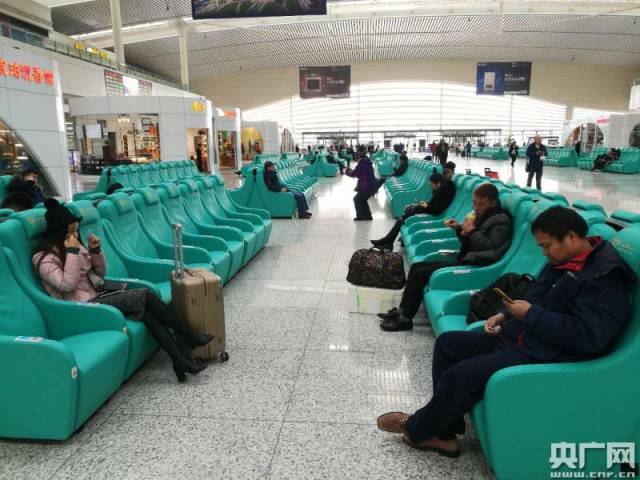 贾铁生)近日,大连北站将原有2360套候车室座椅全部更换为智能座椅,分