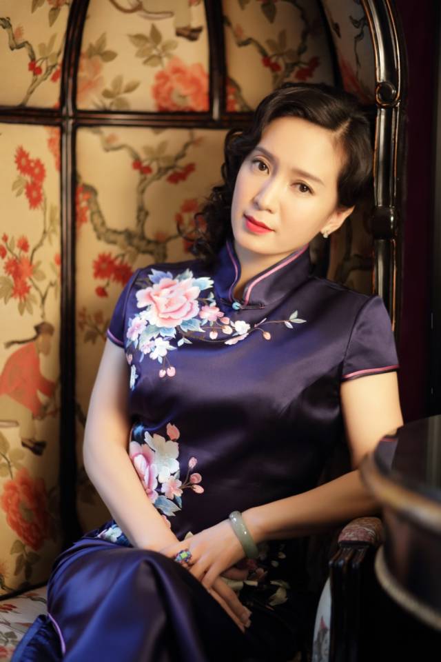 《传奇大亨》热播 胡小庭旗袍写真风韵十足