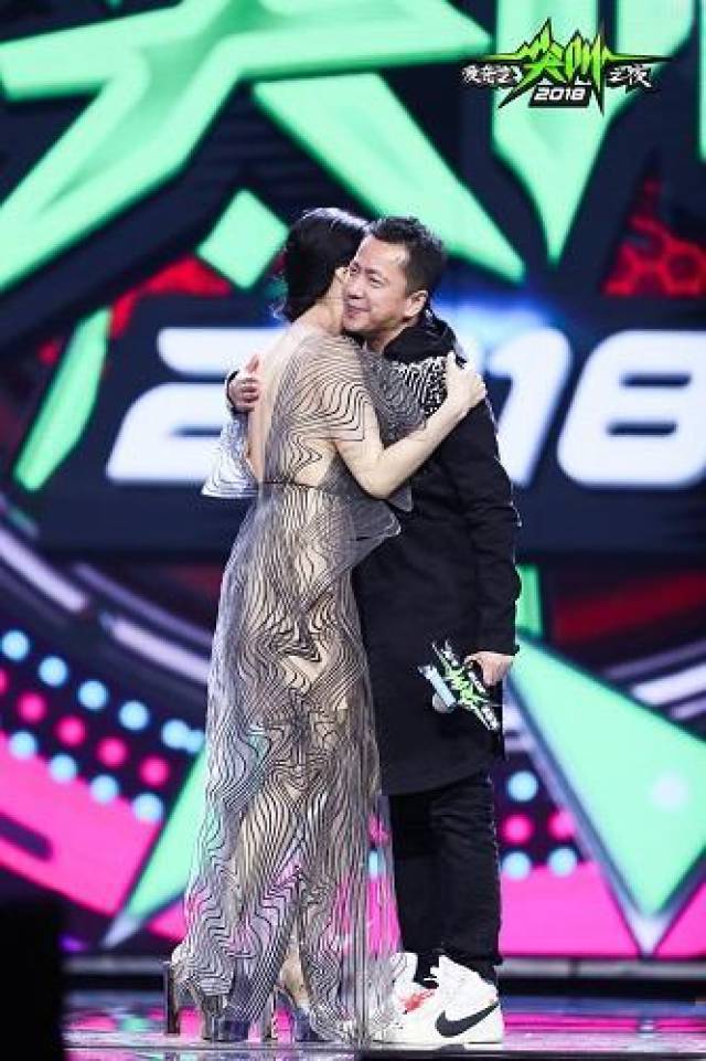 马伊琍获得年度艺人奖,获奖感言感动了无数人,网友:大气的女人