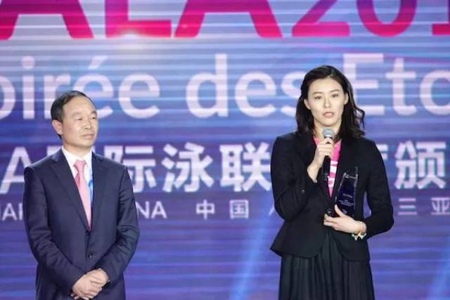 浩沙集团董事长施洪流先生为刘湘颁奖对于游泳名将刘湘来说,2017年