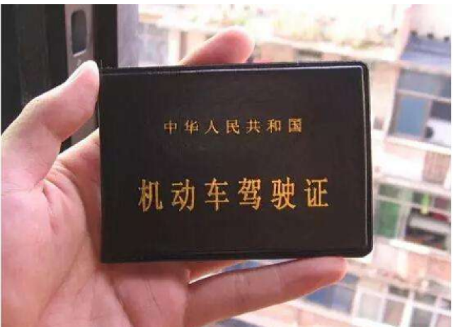 小编当初考本时只有科三,靠着天资聪颖轻松通过变成了一名合格老司机