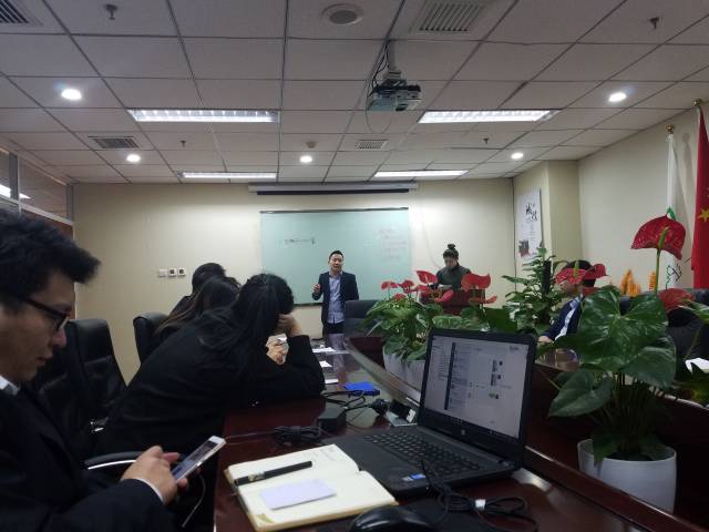 市场部人员进行答辩