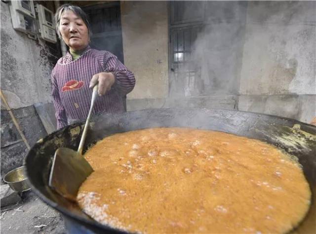 然后,把甘蔗汁放进土炉灶上的大土锅里面蒸煮,熬制.