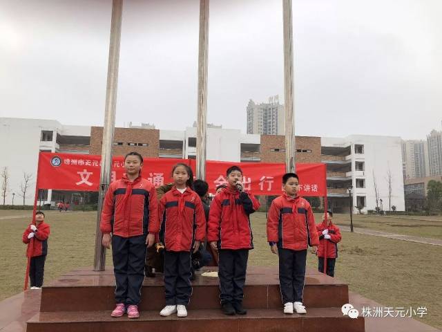 之后,裴梓希,裴梓贝双胞胎姐妹花和全班同学带领全校学生一起跳《交通