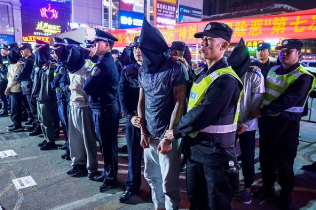 直击广西南宁展示打黑除恶成果地上摆满枪支刀具