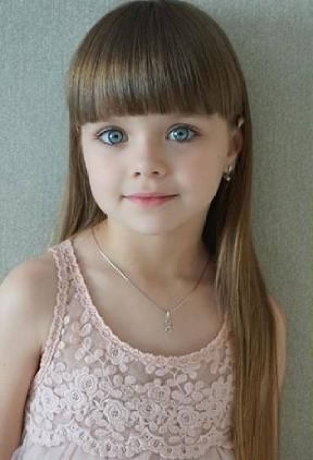 貌若天仙,6岁小女孩酷似洋娃娃,只凭一双眼睛美的不像话