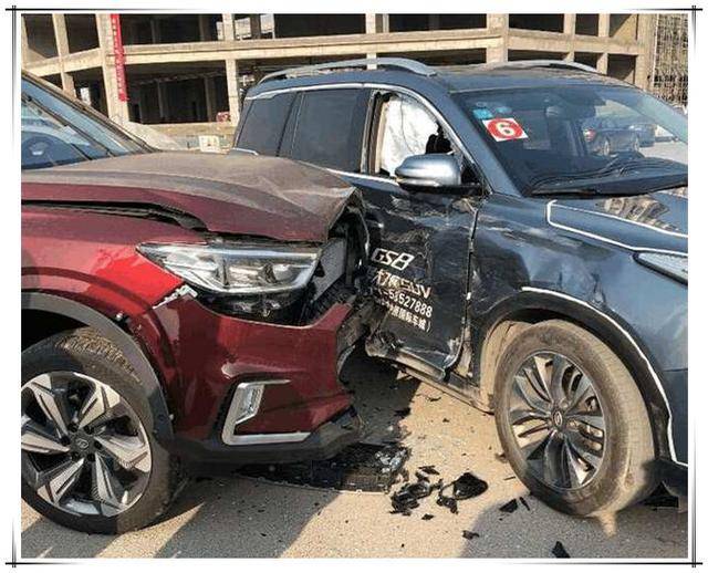 传祺gs8遭大通d90怒撞, 网友们好奇大通d90的大梁怎么没看见_手机搜狐