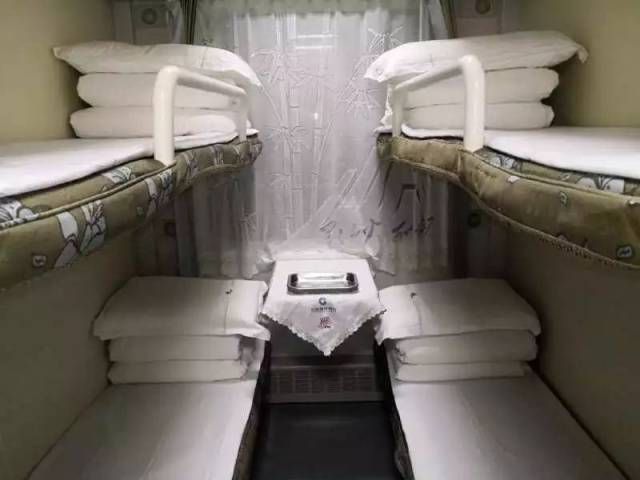 家庭高级软卧房间里三个铺位 下铺是一个较为宽大的双人床 上铺是单人